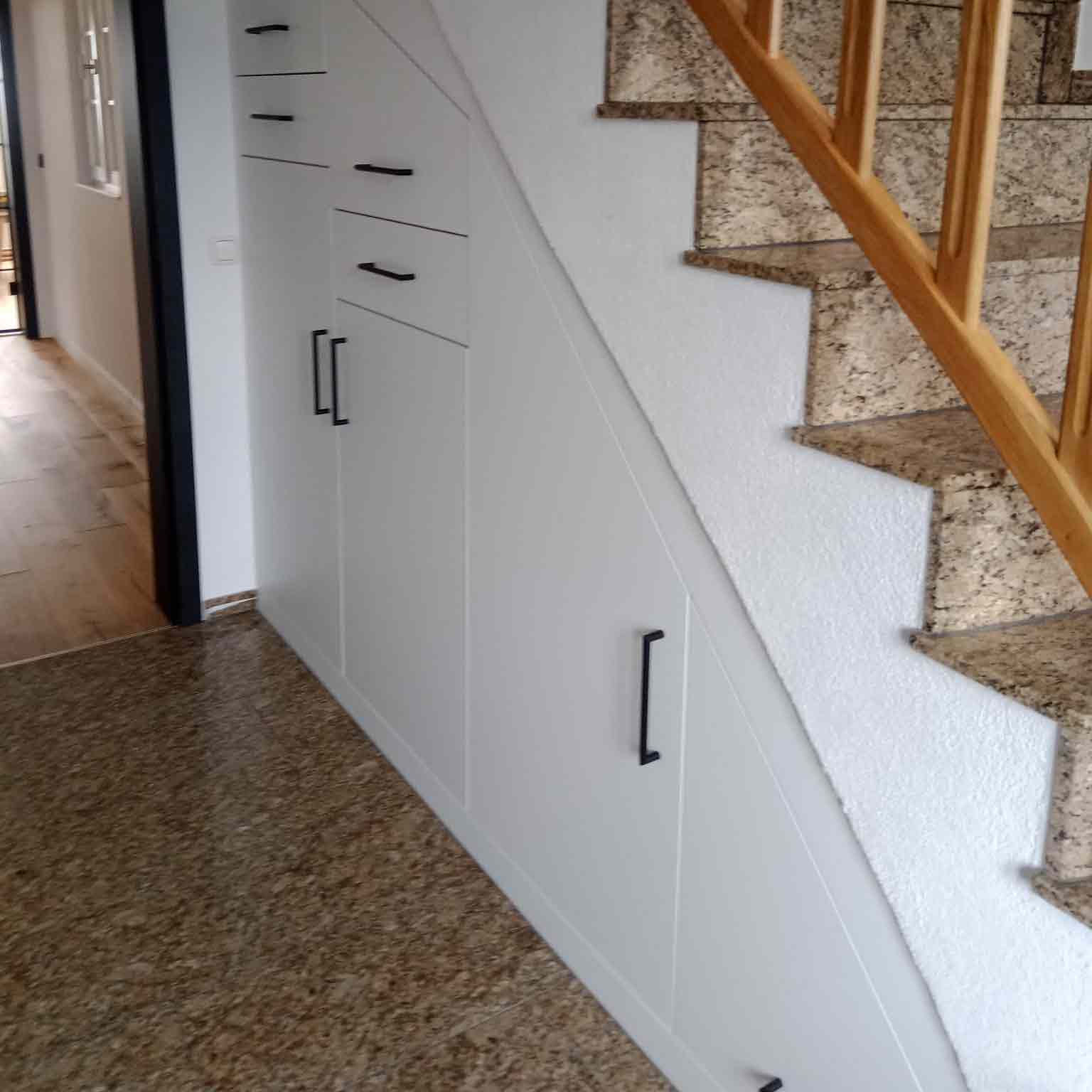 Ein Schrank für Ihre Treppennische