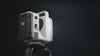 Leica RTC Serie 3D-Laserscanner auf Stativ mit rotem Laserstrahl vor dunklem Hintergrund bei der Daten Erfassung